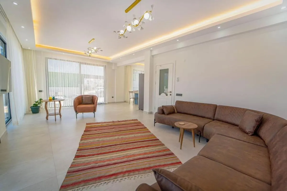 Doganin Icinde, Oezel Havuzlu, Bahceli Villa Fethiye