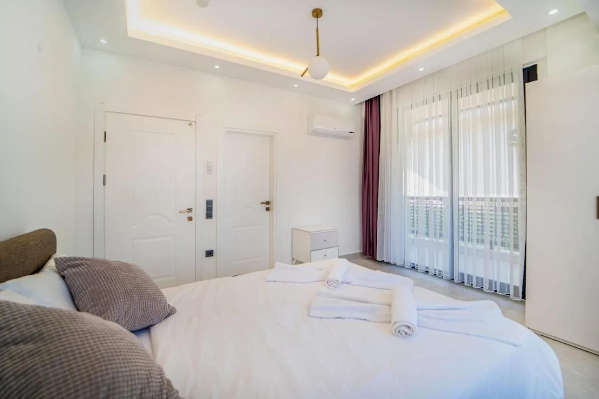 Doganin Icinde, Oezel Havuzlu, Bahceli Villa Fethiye