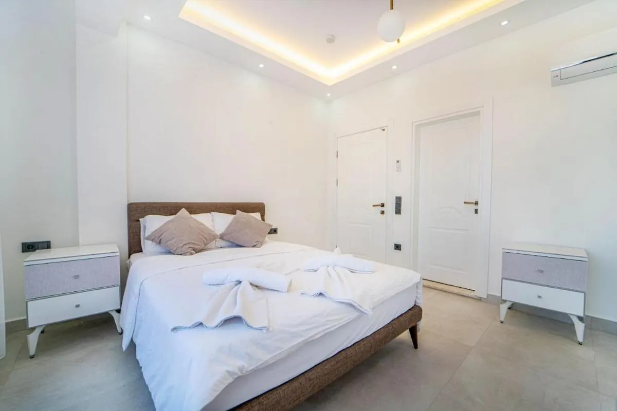 Doganin Icinde, Oezel Havuzlu, Bahceli Villa Fethiye