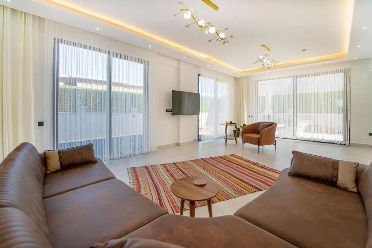 Doganin Icinde, Oezel Havuzlu, Bahceli Villa Fethiye
