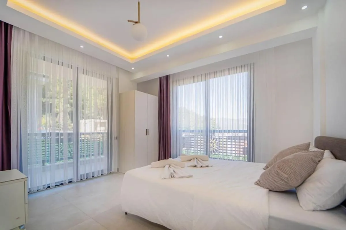 Doganin Icinde, Oezel Havuzlu, Bahceli Villa Fethiye