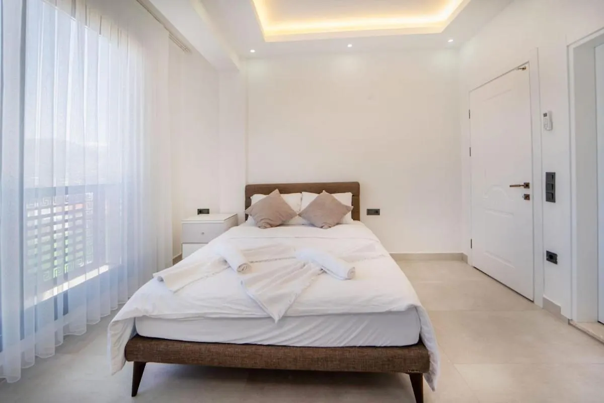 Doganin Icinde, Oezel Havuzlu, Bahceli Villa Fethiye