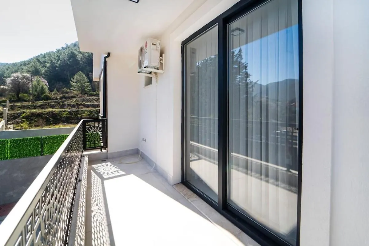 Doganin Icinde, Oezel Havuzlu, Bahceli Villa Fethiye